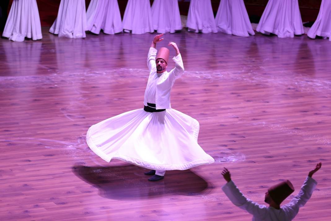 Mevlana Konya'da  11 gün boyunca sema ile anılacak, binlerce turist takip edecek 2